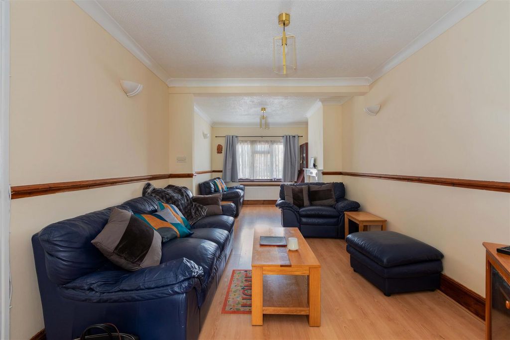 Property photo 2 of 17 31 Charter Road-8.Jpg