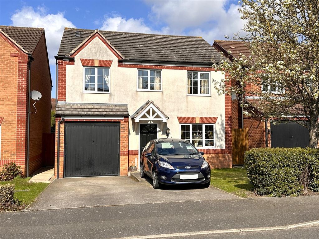 Property photo 1 of 17 Front Aspect 032