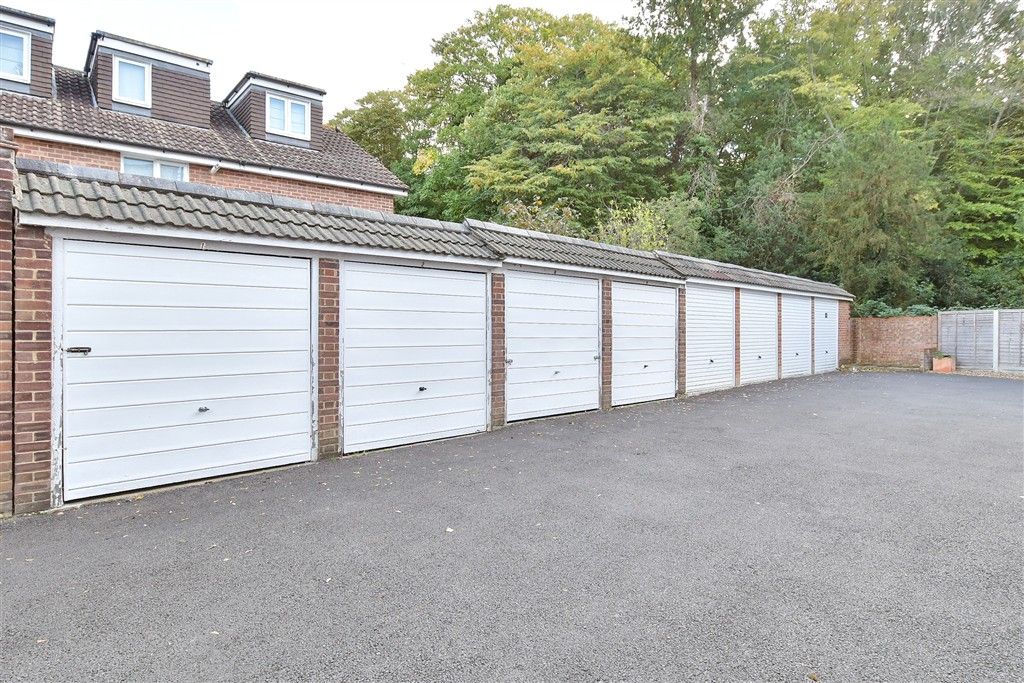 Property photo 2 of 10 Garage