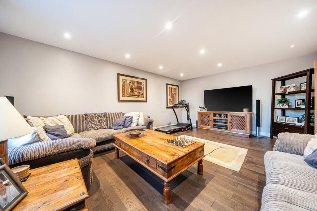 Property photo 3 of 25 Lounge