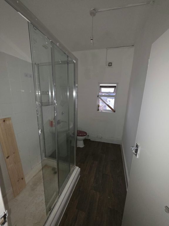 Property photo 3 of 8 W/c