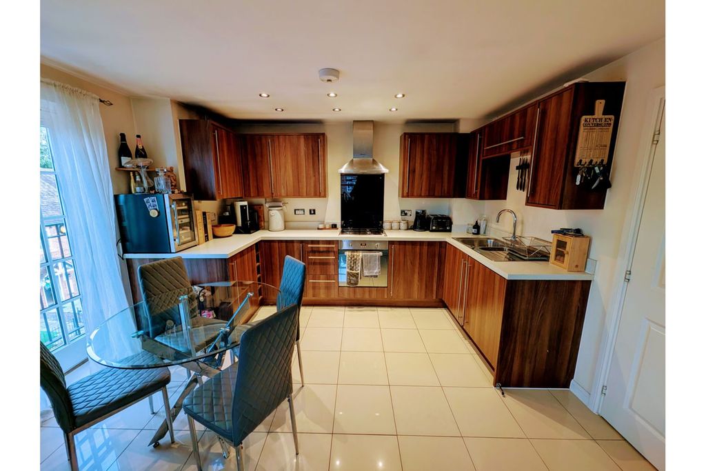 Property photo 2 of 10 Kitchen
