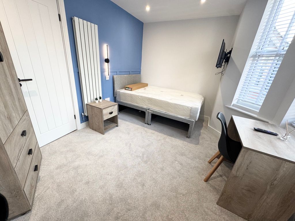 Property photo 1 of 13 Bedroom