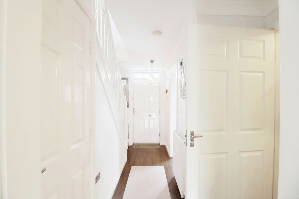 Property photo 2 of 17 Entrance Hallway