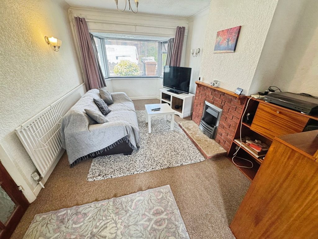 Property photo 2 of 11 Lounge
