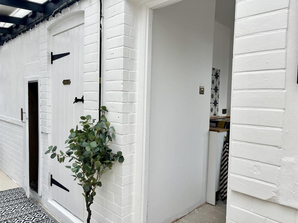 Property photo 3 of 27 Lean-To