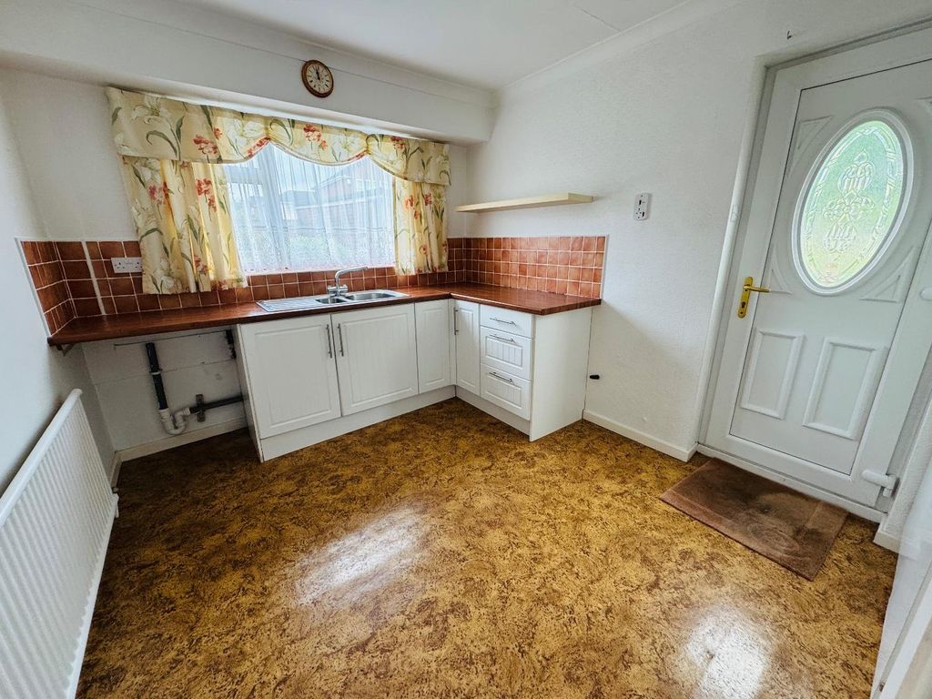 Property photo 3 of 7 Kitchen