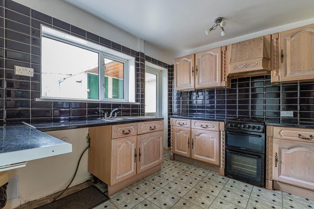 Property photo 3 of 18 Kitchen