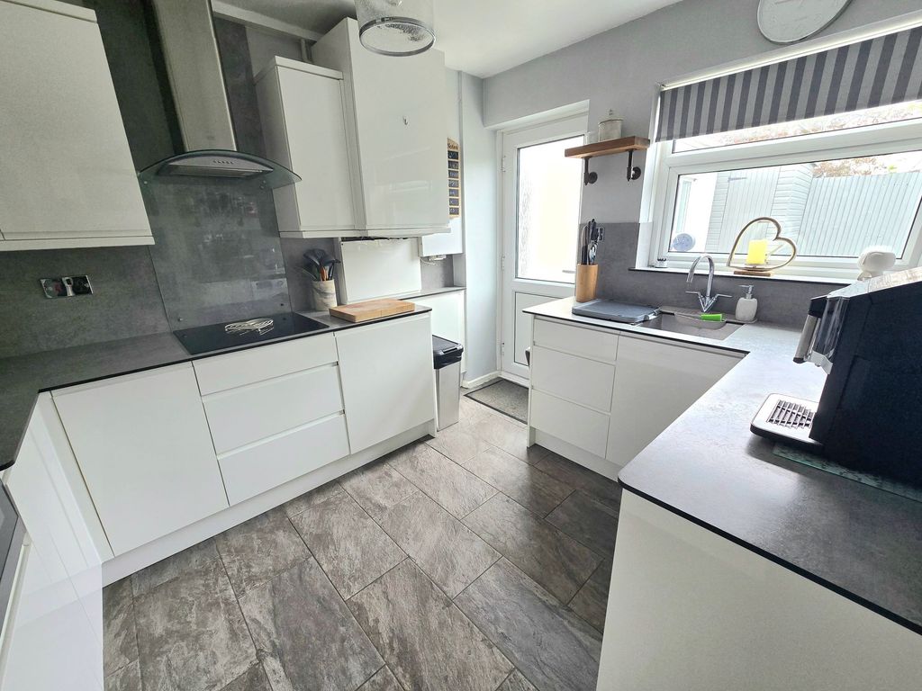 Property photo 3 of 32 Kitchen