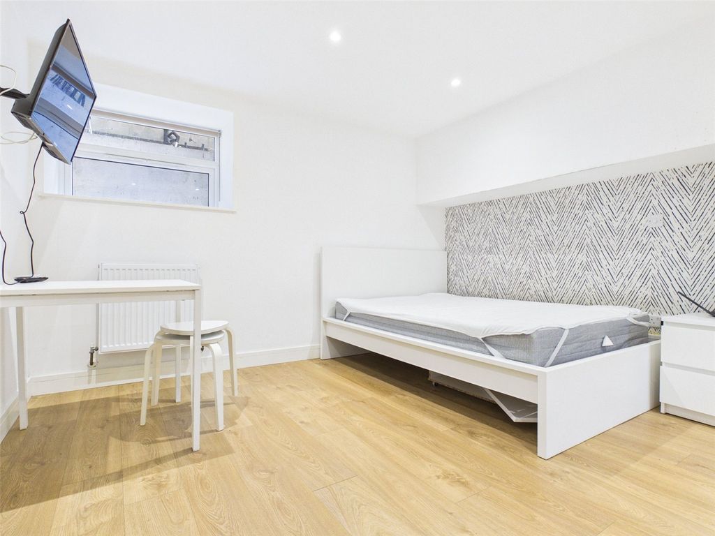 Property photo 1 of 6 Studio