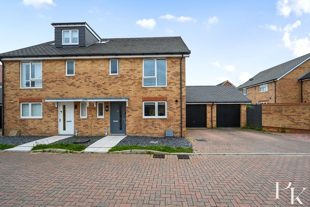 Property photo 2 of 21 9 Monarch Way, Bn43 (26).Jpg