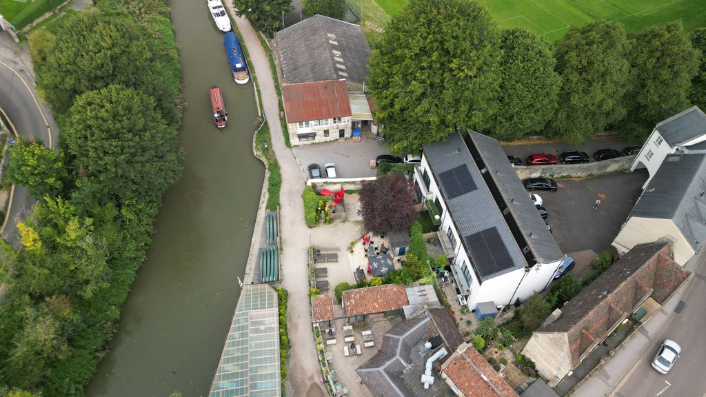 Property photo 2 of 28 Wharfside