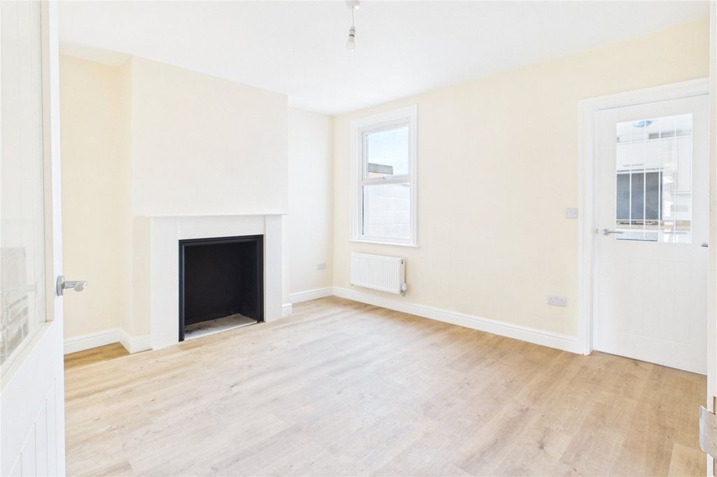 Property photo 3 of 10 Dining Room