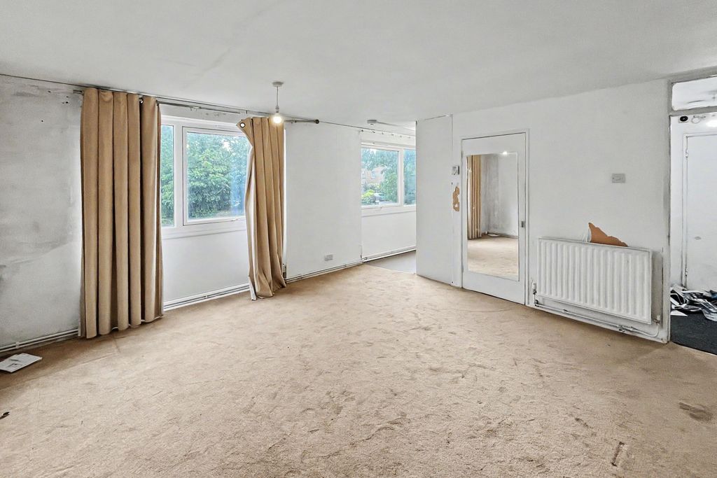 Property photo 2 of 9 29 Menlo Gardens, Beulah Hill, Upper Norwood, Se19 3DT