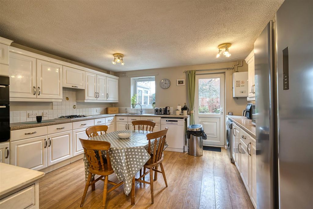 Property photo 3 of 11 Kitchen