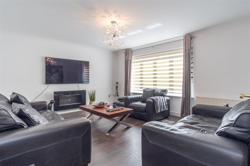 Property photo 3 of 38 Lounge