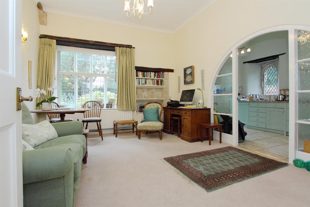 Property photo 3 of 17 103 The Close Ph19.Jpg