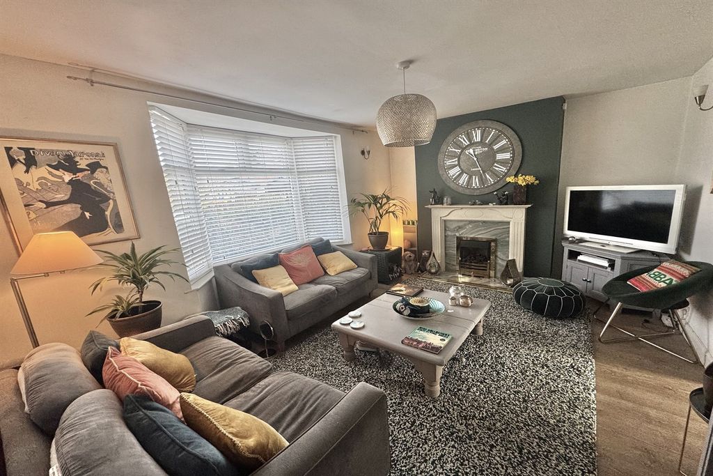 Property photo 2 of 11 Living Room