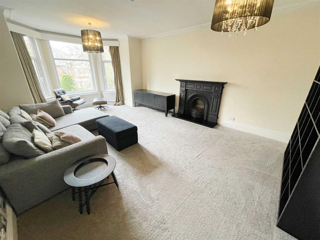 Property photo 3 of 16 Lounge