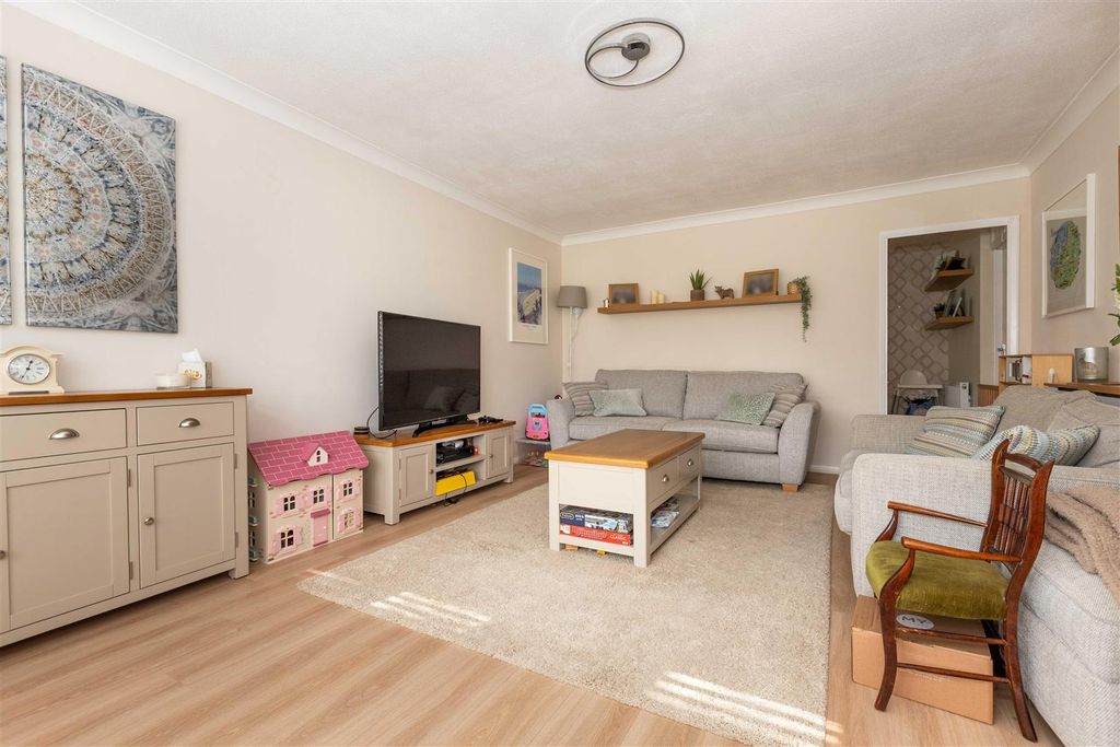 Property photo 2 of 17 Meadowside-07.Jpg