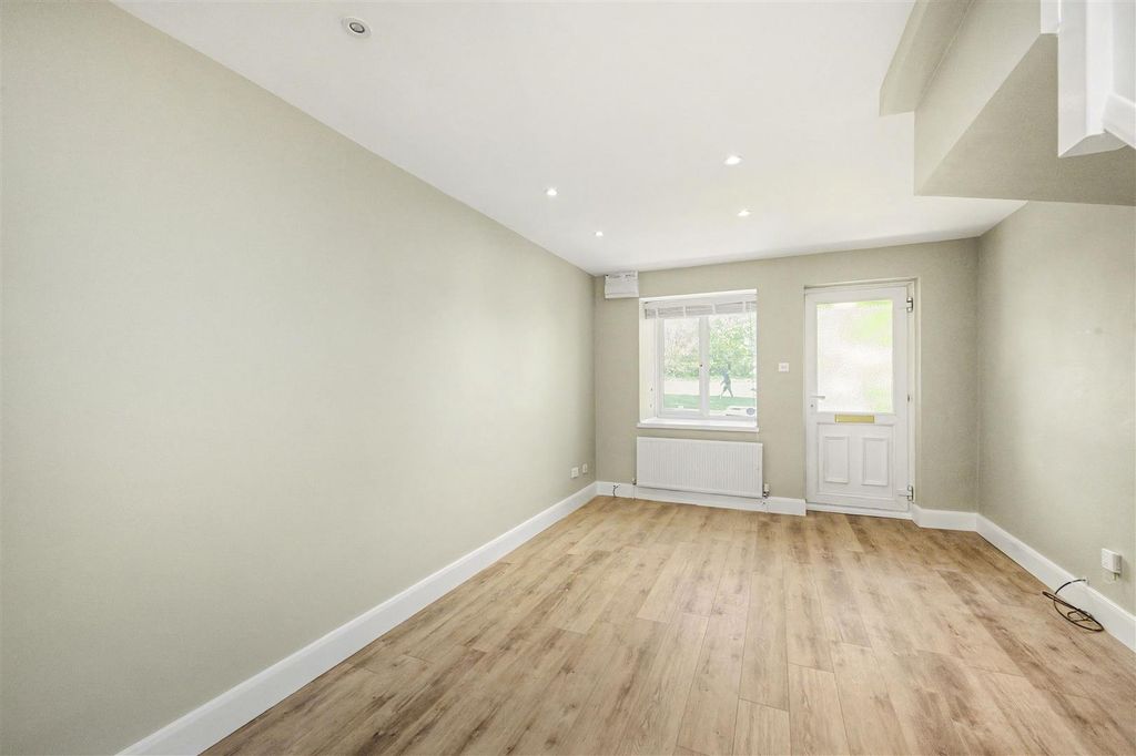 Property photo 2 of 15 Mercers-Row-08.Jpg