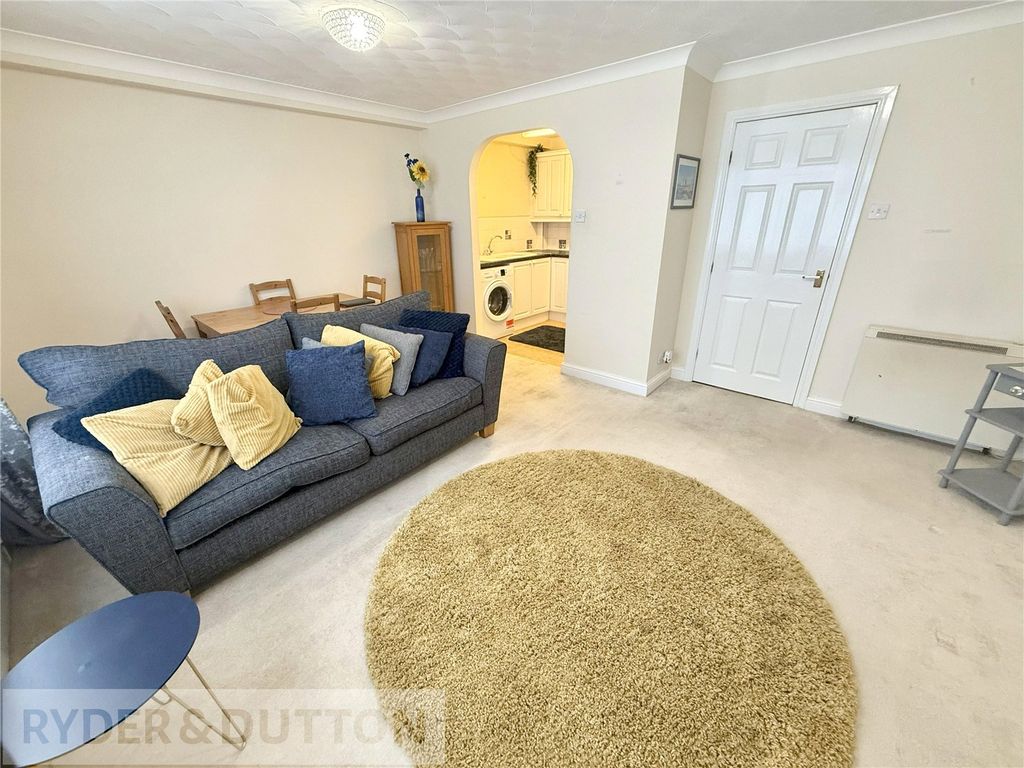 Property photo 3 of 16 Lounge