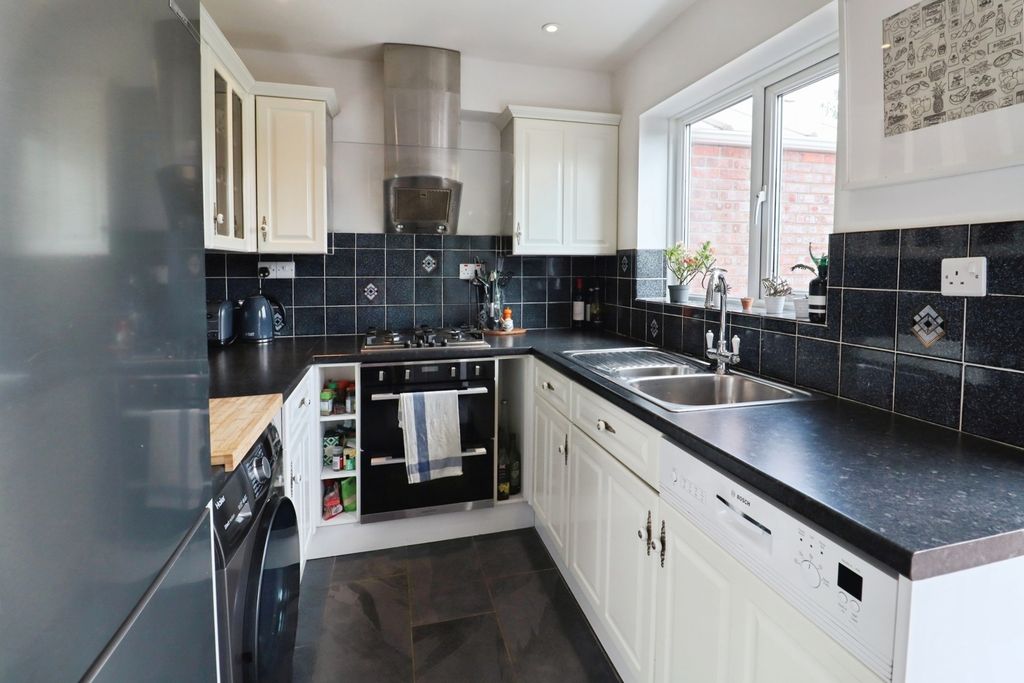 Property photo 3 of 18 Kitchen