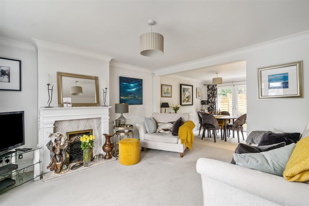 Property photo 3 of 13 35 Clifton Crescent_18.Jpg