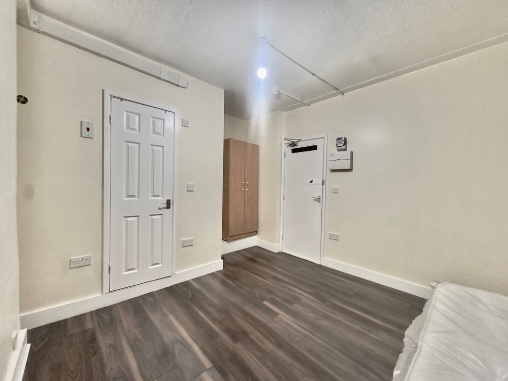 Property photo 3 of 7 Gallery