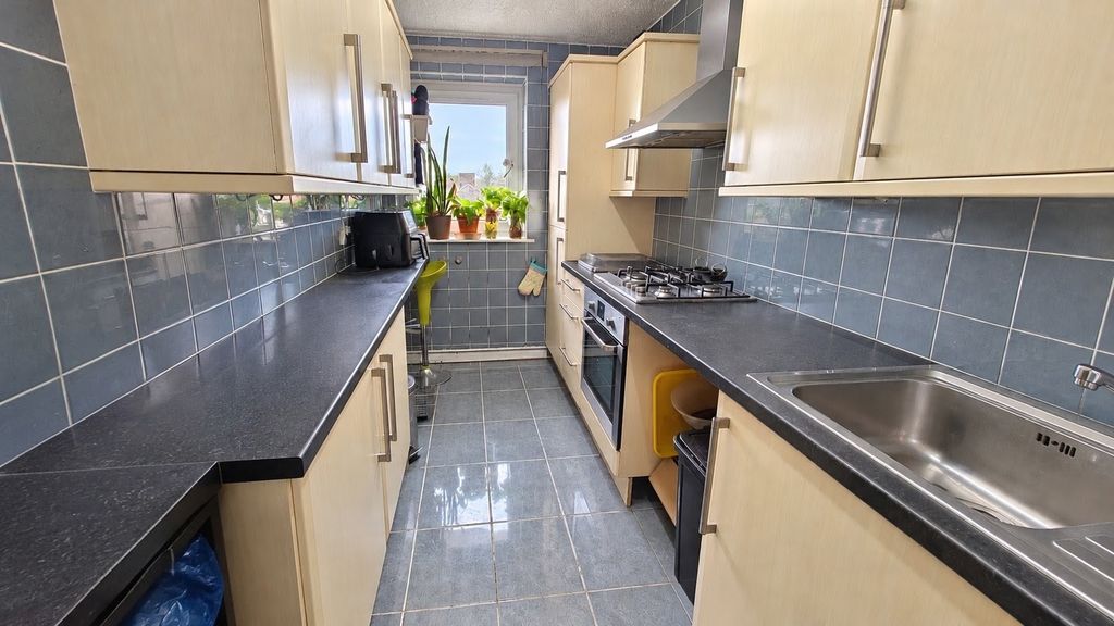 Property photo 3 of 11 Kitchen