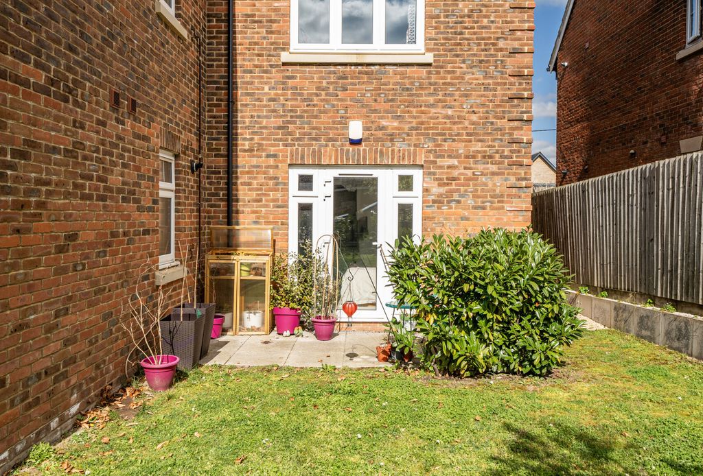 Property photo 1 of 10 1437330-16-69ce82...