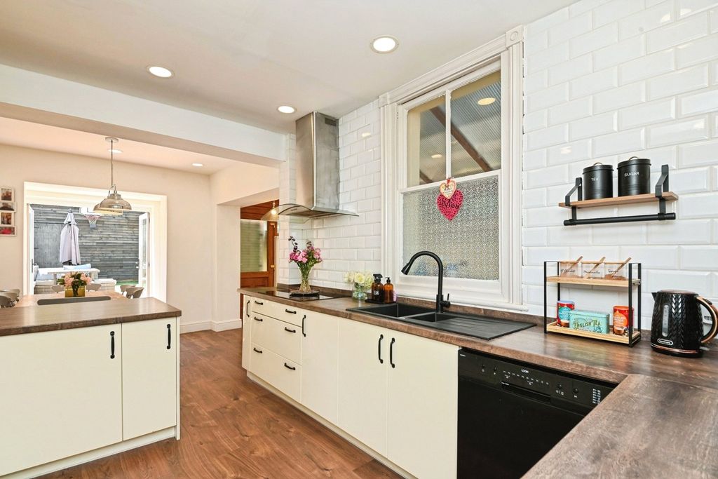 Property photo 3 of 12 Kitchen
