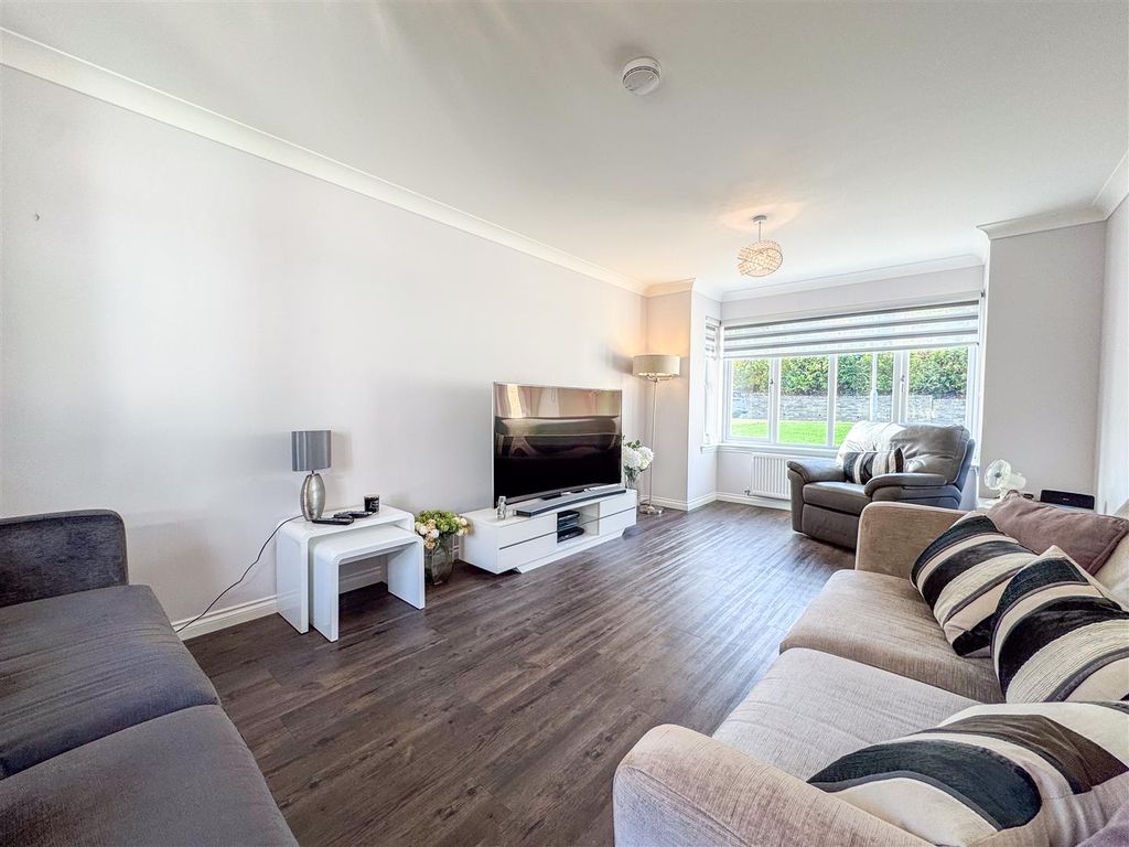 Property photo 2 of 29 Lounge