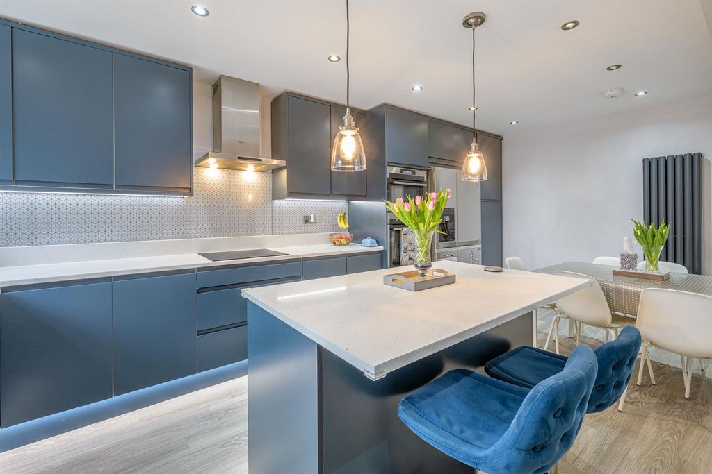 Property photo 2 of 25