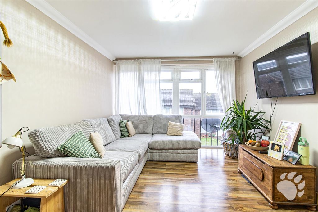 Property photo 3 of 16 Lounge