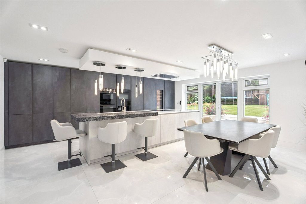 Property photo 3 of 17 Kitchen/Breakfast