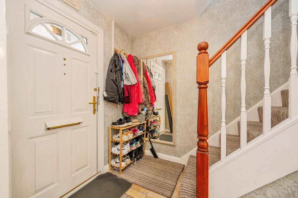 Property photo 2 of 20 Entrance Hall