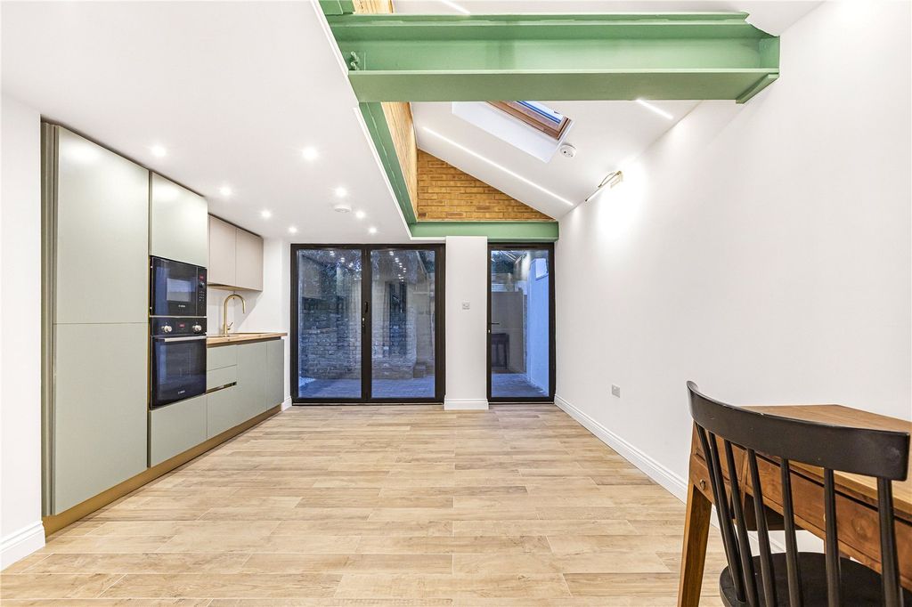 Property photo 1 of 19 Kitchen/Reception