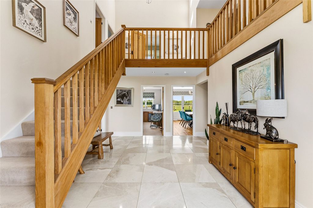 Property photo 2 of 38 Entrance Hall