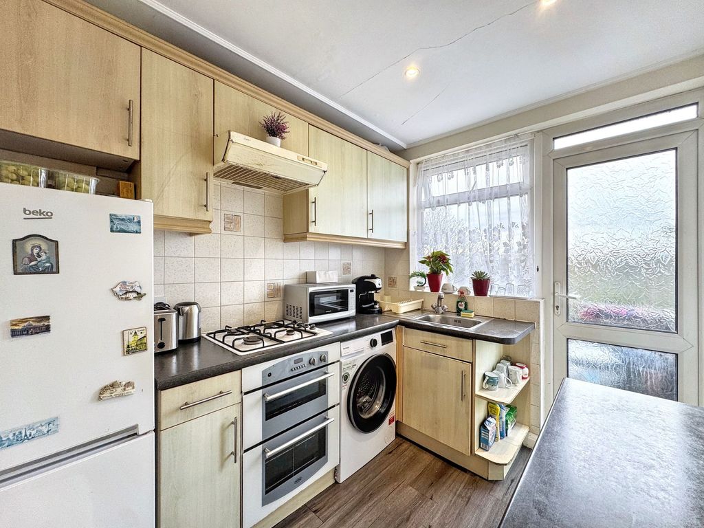 Property photo 2 of 9 Kitchen