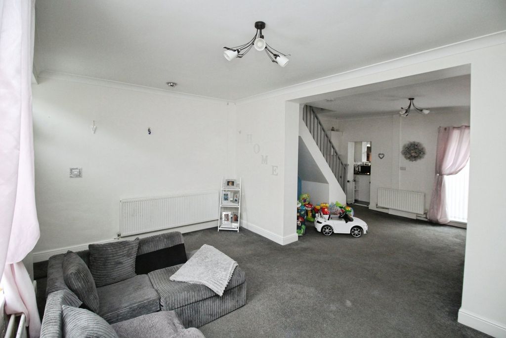 Property photo 3 of 15 Lounge / Diner