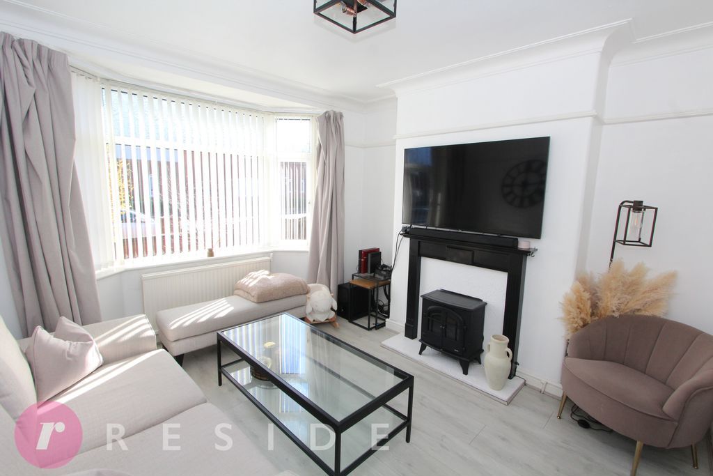 Property photo 2 of 18 Lounge