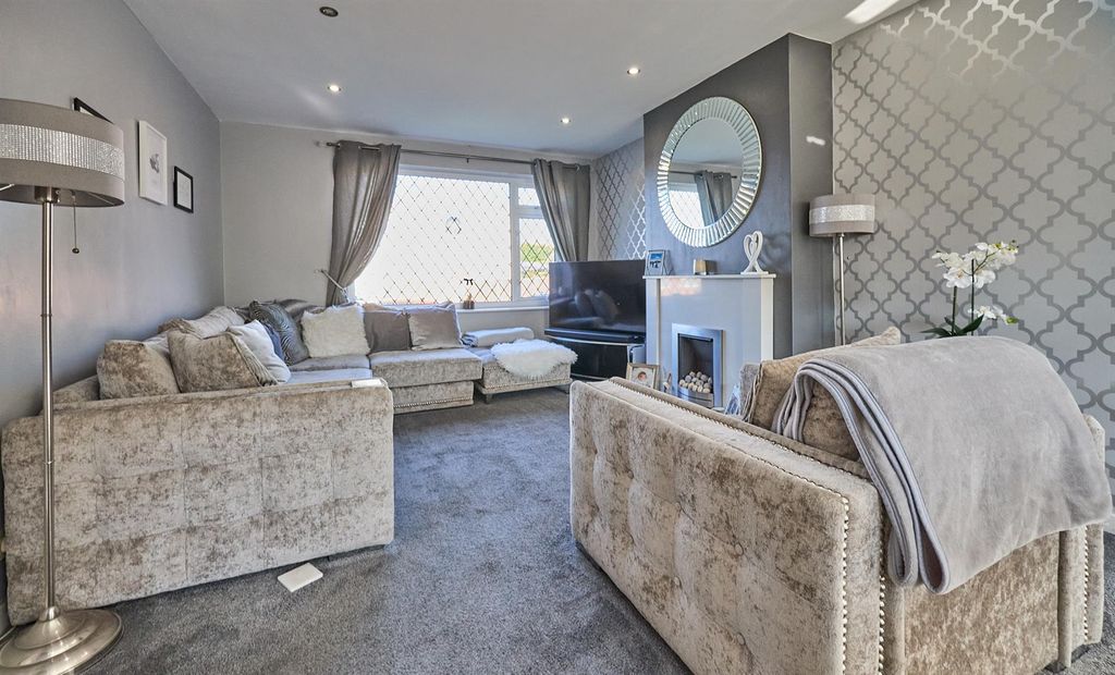 Property photo 2 of 13 Begonia Drive 4.Jpg