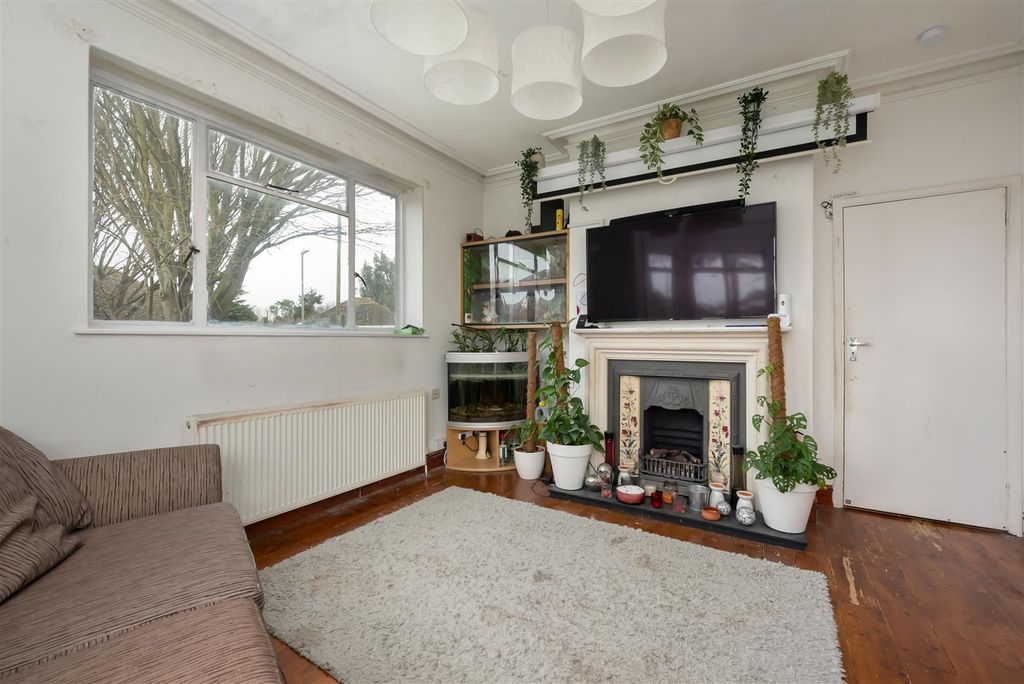 Property photo 2 of 18 Ham Shades Lane, Whitstable