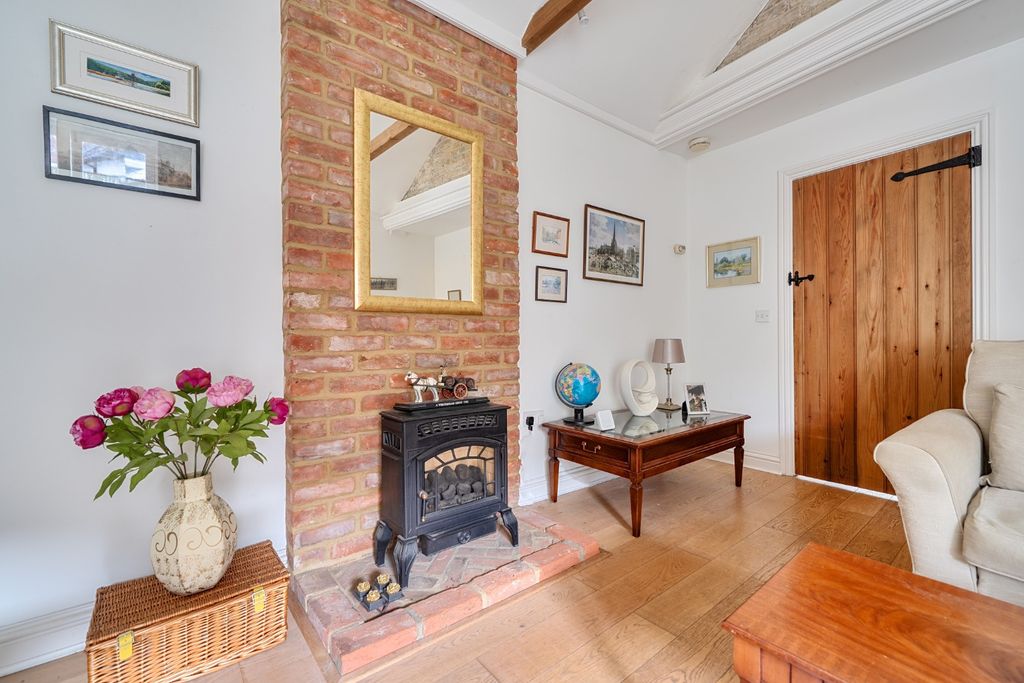 Property photo 2 of 18 4879502