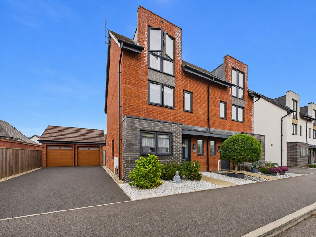 Property photo 1 of 18 Coombe Close