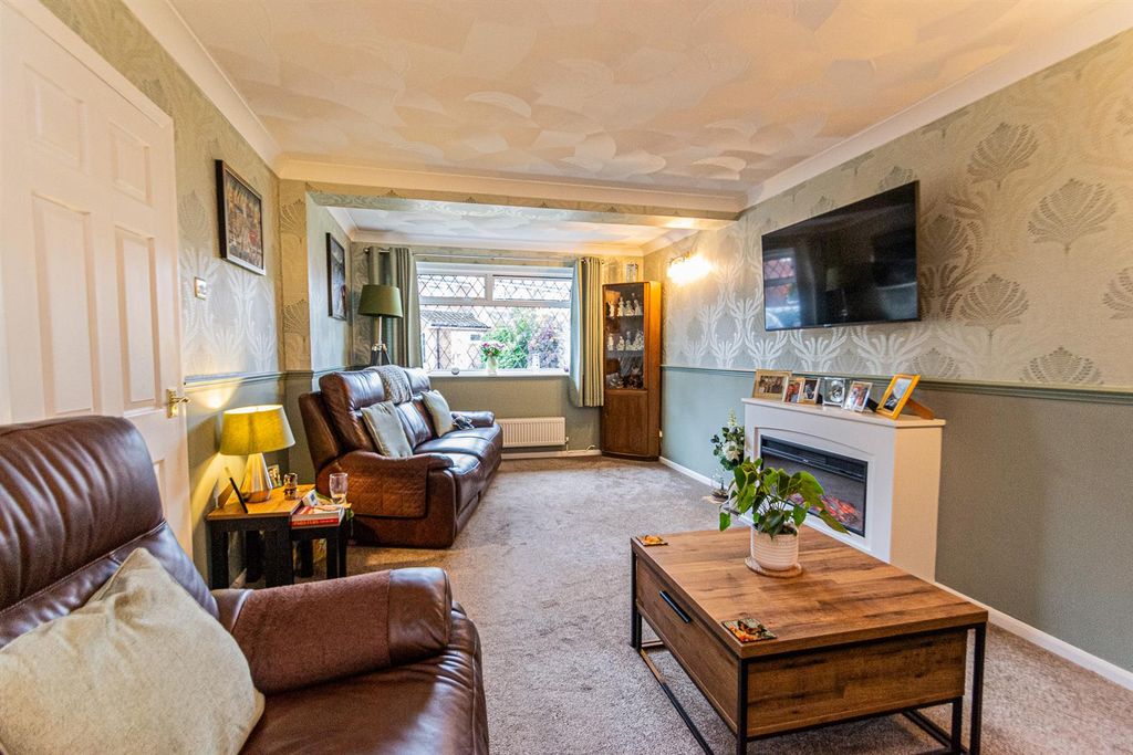 Property photo 2 of 17 Lounge