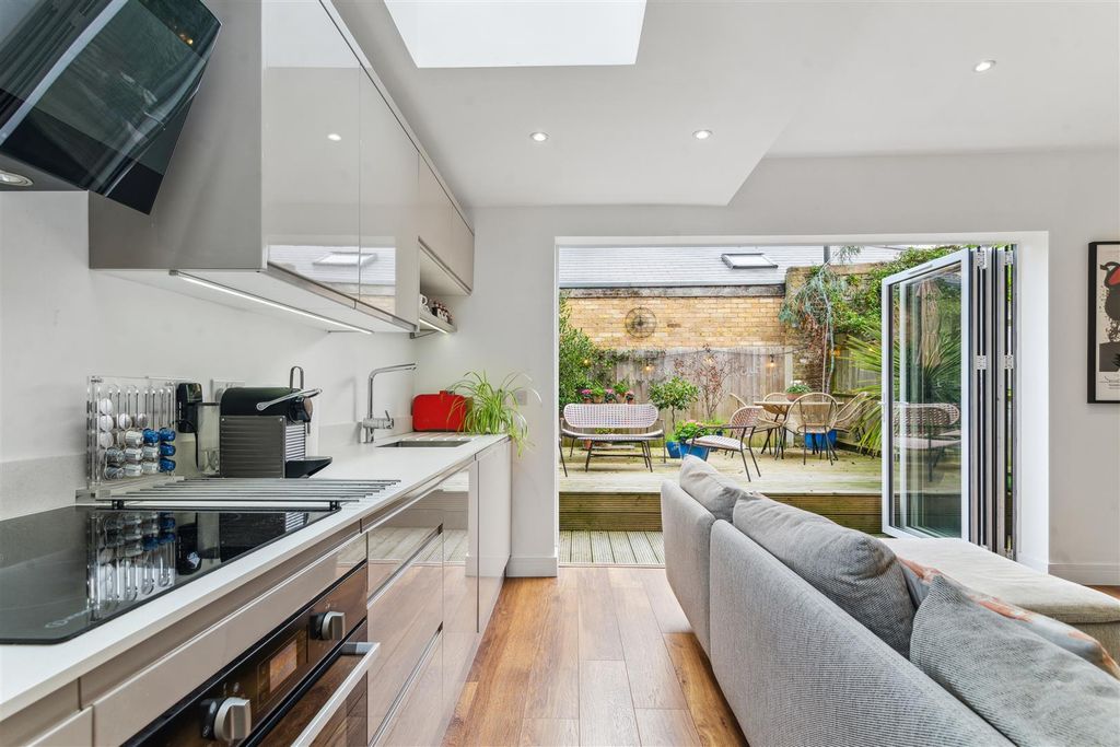 Property photo 3 of 10 For Sale - Devonshire Road, W4