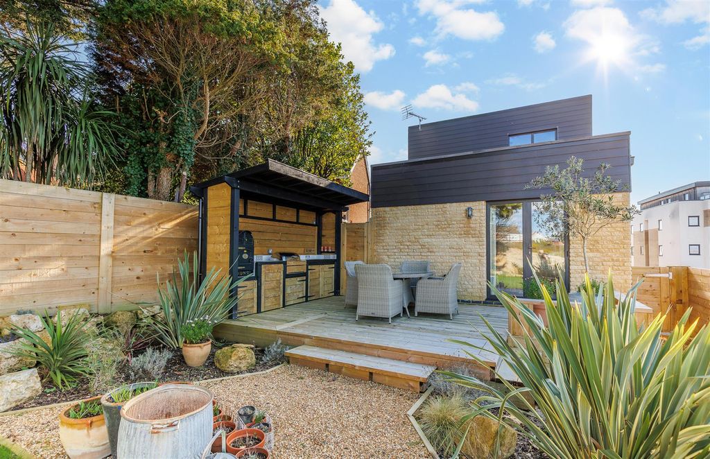 Property photo 3 of 43