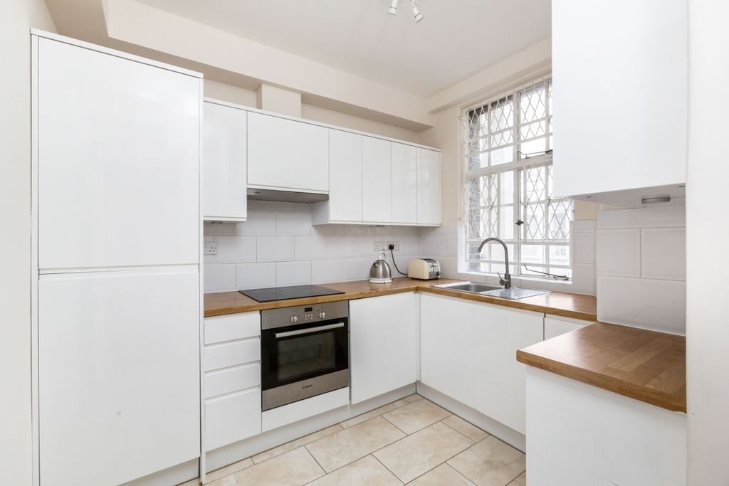 Property photo 3 of 11 Kitchen